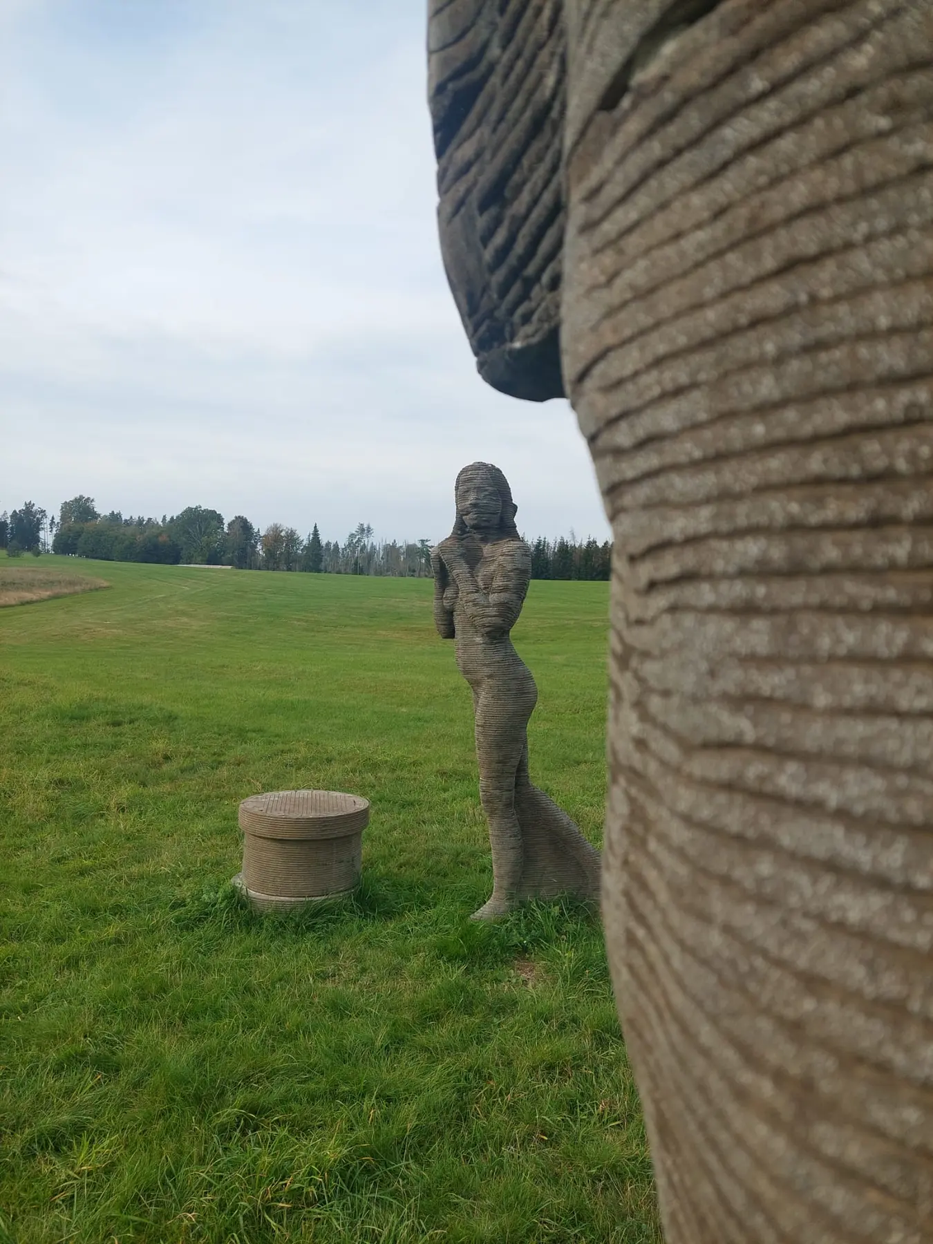 Skulpturen in der Landschaft bei Doubice
