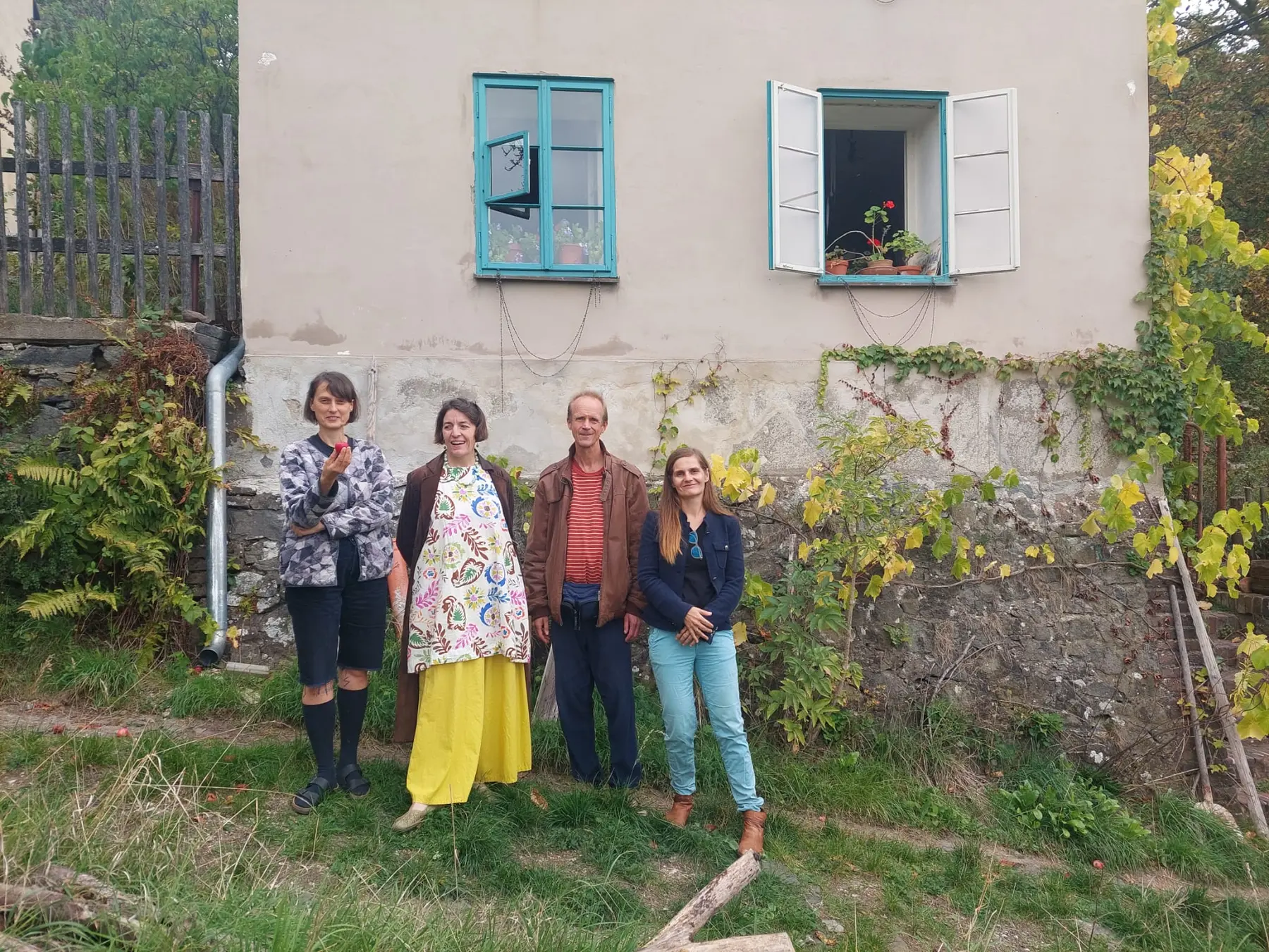 Begegnung vor einem Haus mit Weinreben in Nordböhmen