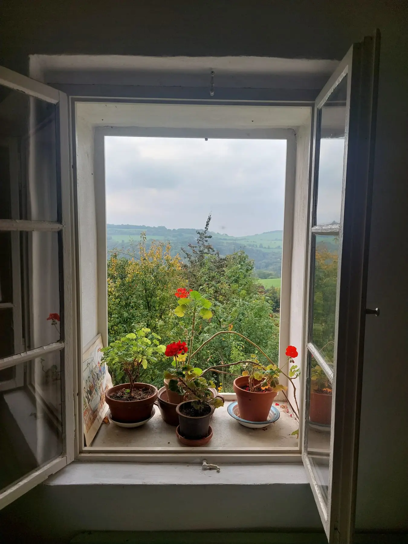 Blick aus dem Fenster auf die nordböhmische Landschaft
