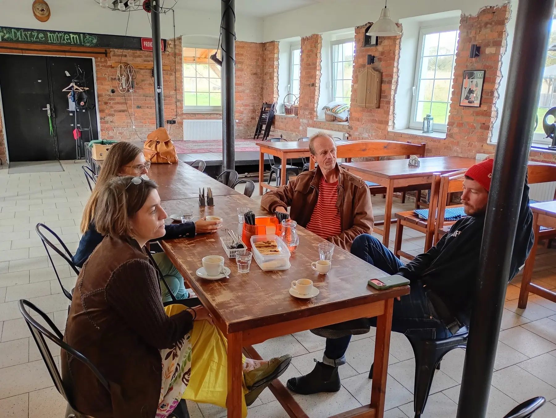 Gespräch bei Espresso in der Cifra Gallery