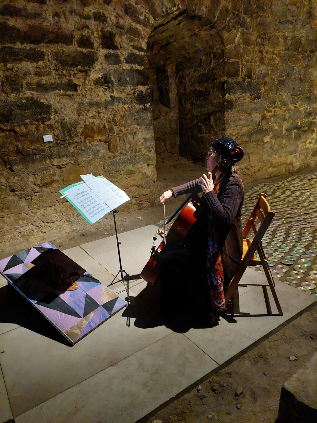 Katrin Meingast spielt Cello im historischen Ausstellungsraum