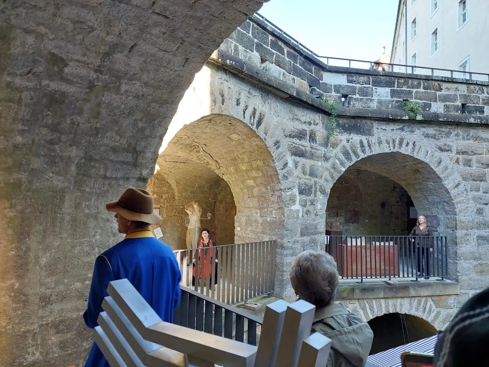 Gesang und Cello zwischen den historischen Mauern