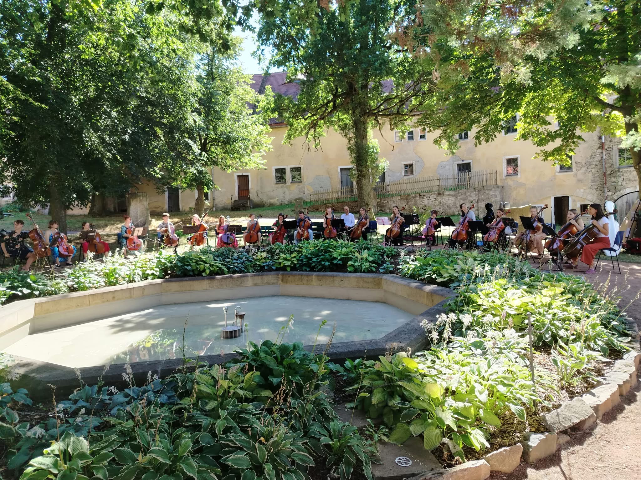 Celloensemble im Schlossgarten von Lauenstein